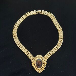 Elegant Gold Necklace with Ornate Pendant